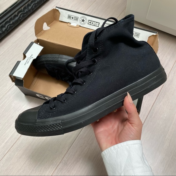 Black Converse High tops men’s size. 9 women’s 11